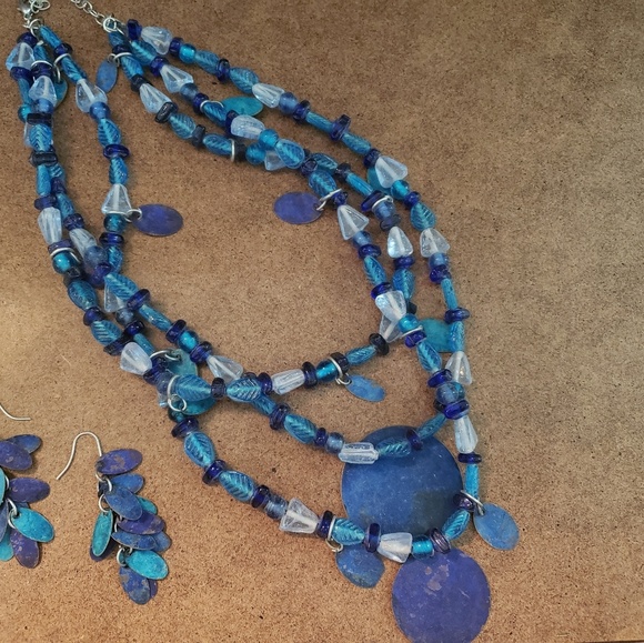 Light weight Metal and beaded necklace and earring - Picture 1 of 3